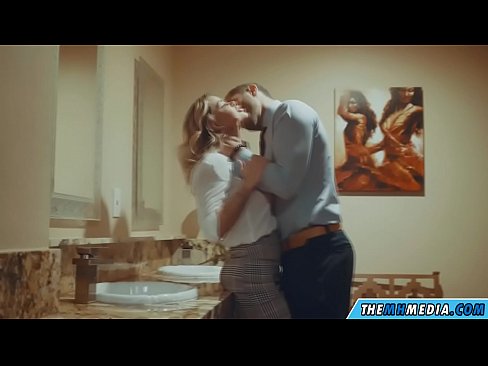 ❤️ Gava ku blondeyek busty we di nav hewşek gelemperî de dixapîne ❌ Vîdyoyê qijk  li porno ku.porno24-7.ru